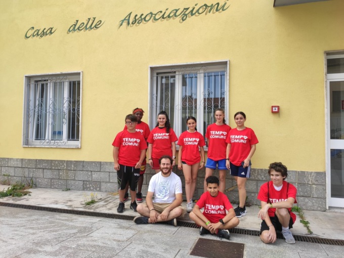 Turate, i ragazzi aiutano a pulire i danni del maltempo