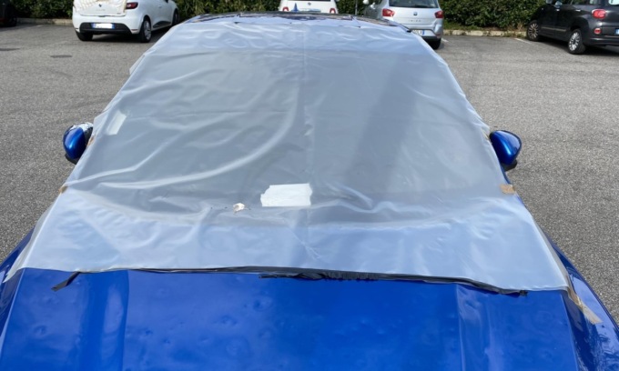 Lascia parcheggiata l’auto distrutta dalla grandine e viene … multato