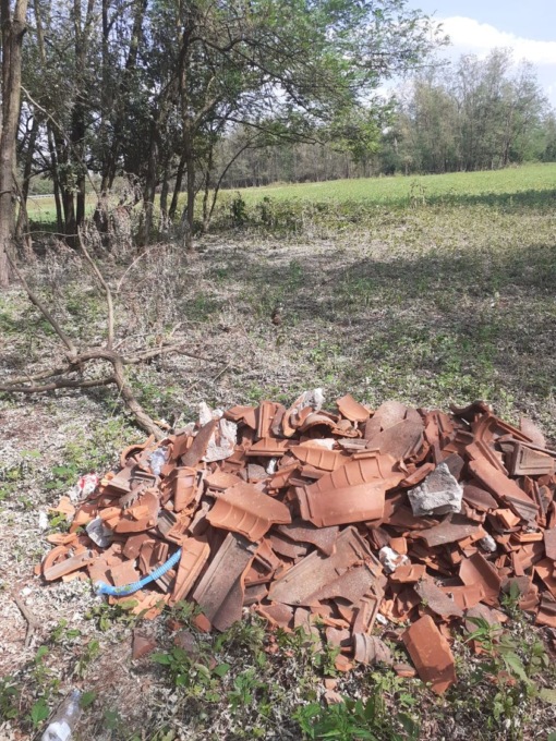 Cislago, incivile abbandona i rifiuti nei campi