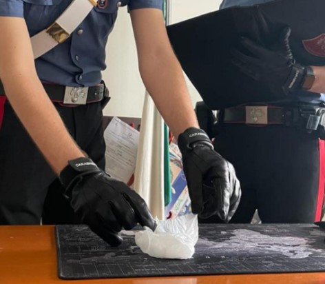 In giro con 50 grammi di cocaina nella borsa, 43enne arrestata