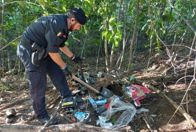 Smantellati quattro bivacchi della droga nei boschi