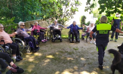 Gli anziani della "Residenza del Parco" incontrano l'unità cinofila