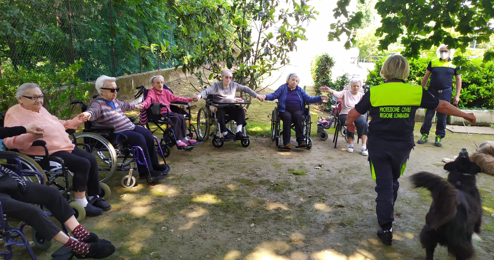 unità cinofila con gli anziani della Residenza del Parco