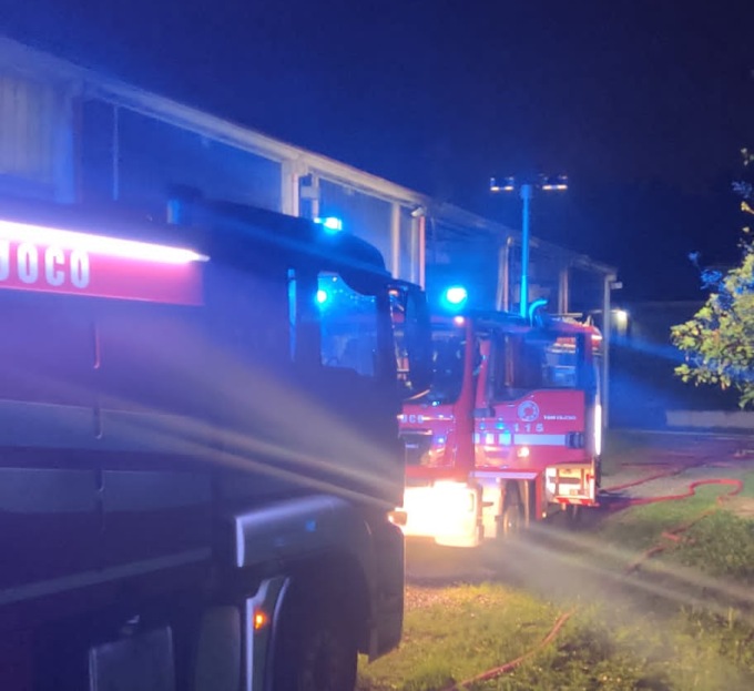 Incendio nella notte in un capannone: intervengono i Vigili del Fuoco