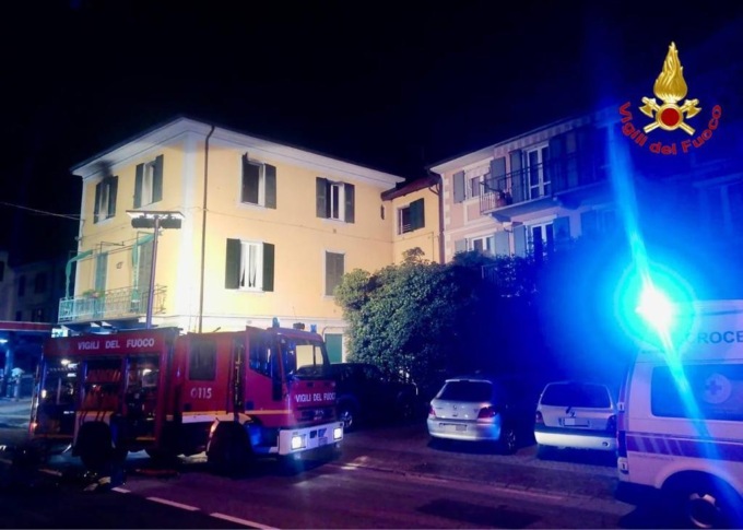Incendio nella notte a Laveno Mombello: morta una persona nel rogo