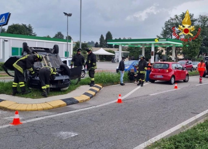 Ventenne perde il controllo dell’auto e si ribalta sullo spartitraffico