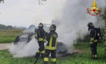 Auto in sosta prende fuoco: intervengono i Vigili del Fuoco