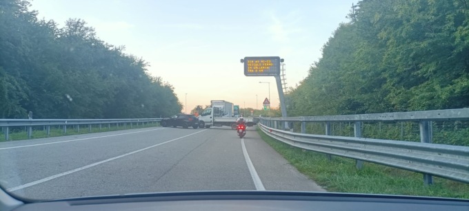 Assalto notturno alla Runner di Fagnano: strade bloccate con camion e furgoni