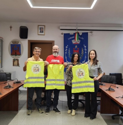 Cislago, l’Avis dona le pettorine al Pedibus