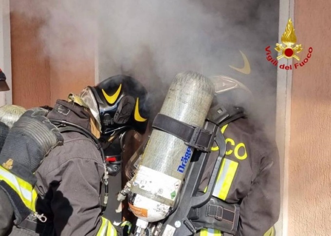 Casa in fiamme, salvate due persone