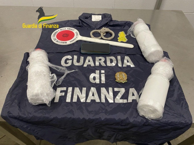 Importa tre litri di “droga dello stupro”: a processo l’attore Ciro Di Maio