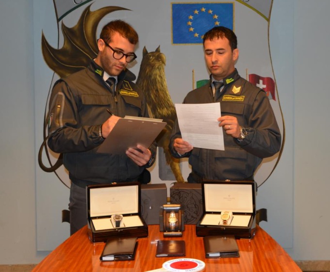 Sequestrati al valico di confine orologi di lusso per 320mila euro