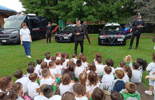 I bambini della scuola d’infanzia incontrano i Carabinieri