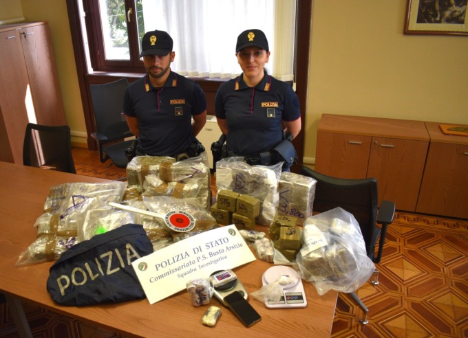 Spaccio, trovati 60 chili di droga in un capannone a Cairate: due arresti