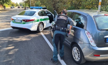 Scappano all'alt della Polizia Provinciale: fermati due cinquantenni che avevano comprato della droga