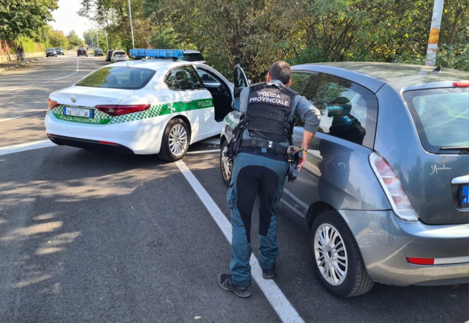 Scappano all’alt della Polizia Provinciale: fermati due cinquantenni che avevano comprato della droga
