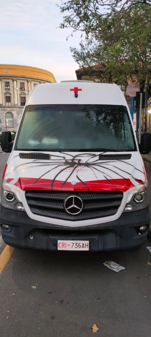 Vandali imbrattano due mezzi della Croce Rossa di Saronno