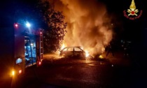 Due auto posteggiate in fiamme, intervengono i Vigili del fuoco di Tradate