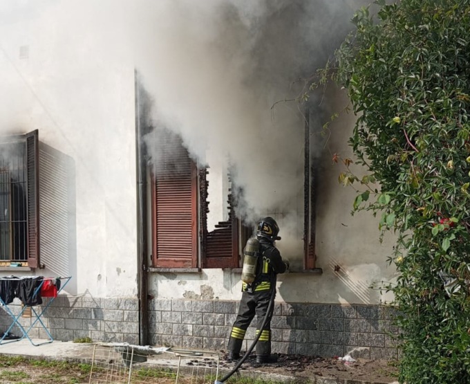 Stavano cucinando ma rimangono ustionati: in ospedale due uomini di 55 e 24 anni