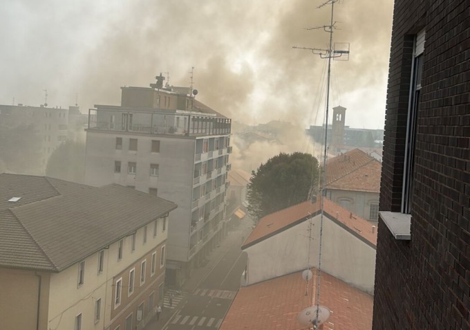 In fiamme lo storico cinema Saronnese: sul posto i Vigili del Fuoco