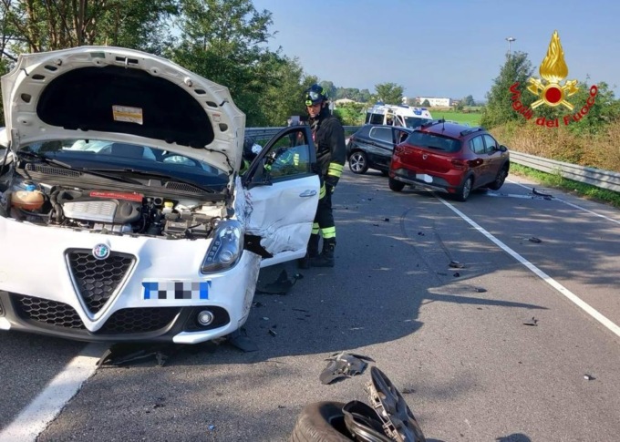 Incidente fra tre autovetture: coinvolte quattro persone