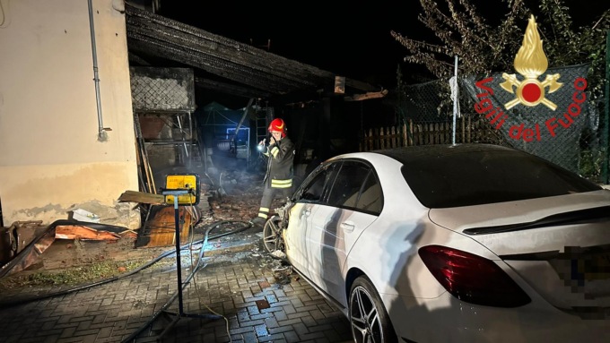 Incendiata una tettoia: coinvolta anche una pizzeria e delle auto