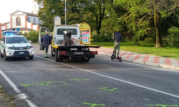Scontro fra auto e moto: grave una donna di 55 anni