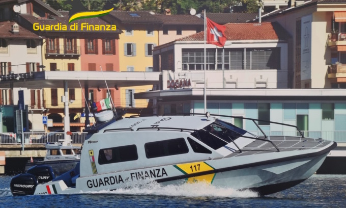 Sconfinano con quattro barche non autorizzate: sequestrate