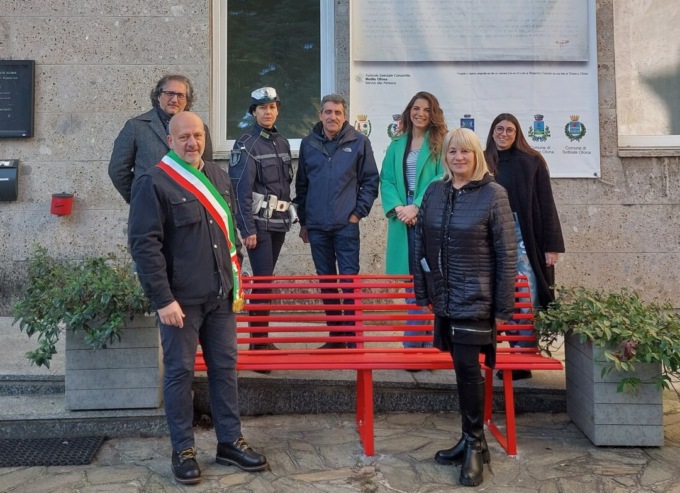 Inaugurata la panchina rossa a Olgiate Olona