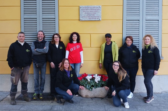 Dei fiori per la targa commemorativa per ricordare tutte le donne uccise