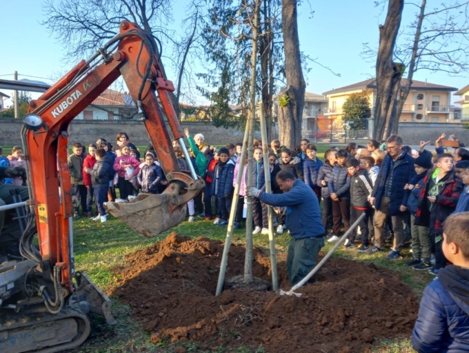 Un nuovo Ginko biloba per festeggiare la giornata dedicata agli alberi
