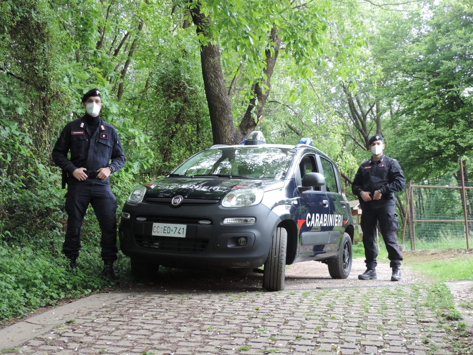 Anche una spada, oltre a coltelli e machete, nel bosco dello spaccio tra  Ceriano e Solaro - Il Notiziario