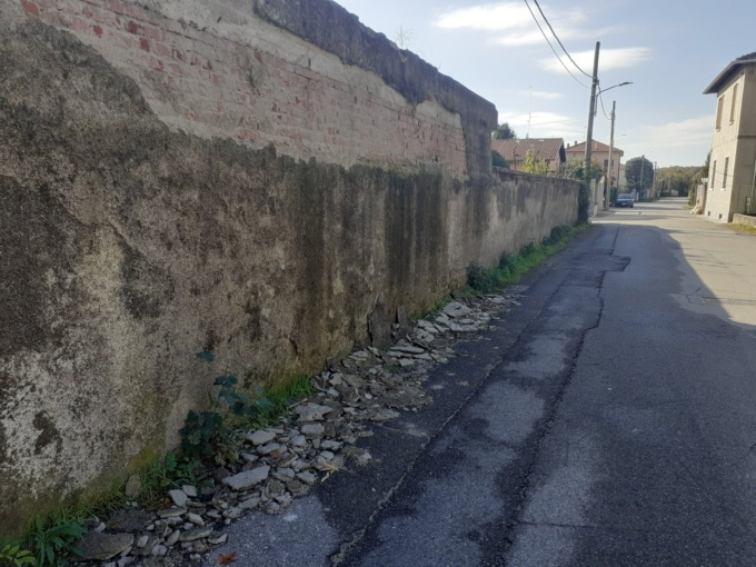 Calcinacci sulla strada dalla ex Tintò