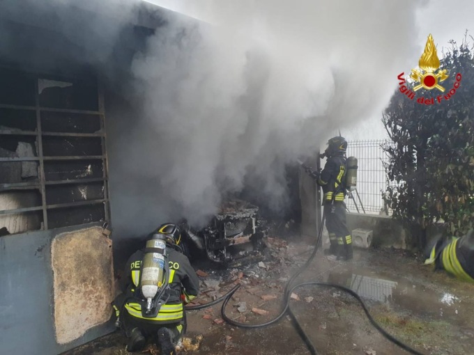 Vergiate, auto in fiamme in un box