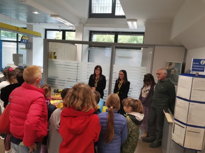 I bambini delle scuole in visita all’ufficio postale di Saronno