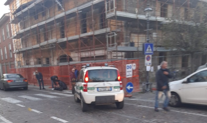 Sedicenne investita mentre attraversa sulle strisce pedonali