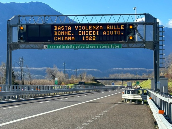 Giornata internazionale contro la violenza sulle donne: Autostrade per l’Italia mette a disposizione i pannelli a messaggio variabile per diffondere il numero 1522