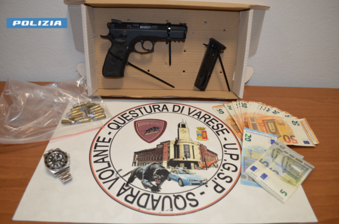 In auto aveva una pistola rubata, un Rolex e contanti: arrestato