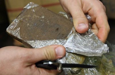Nascondeva in casa 8 panetti di hashish, 19enne arrestato dai Carabinieri