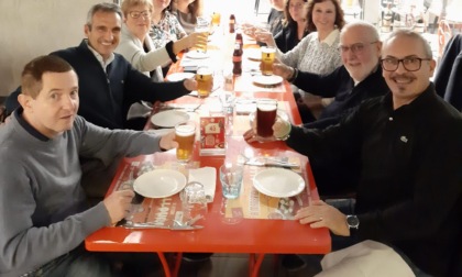 Ex compagni di classi rincontrano dopo 40 anni il loro prof