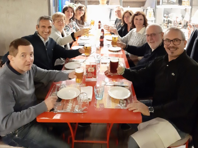 Ex compagni di classi rincontrano dopo 40 anni il loro prof