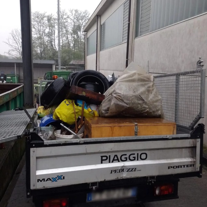 Il Comune raccoglie i rifiuti abusivi