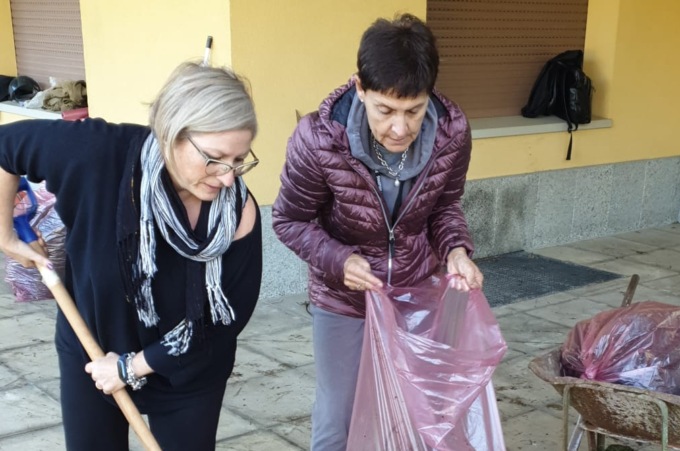Gerenzano, nonni e genitori tagliano l’erba dell’asilo
