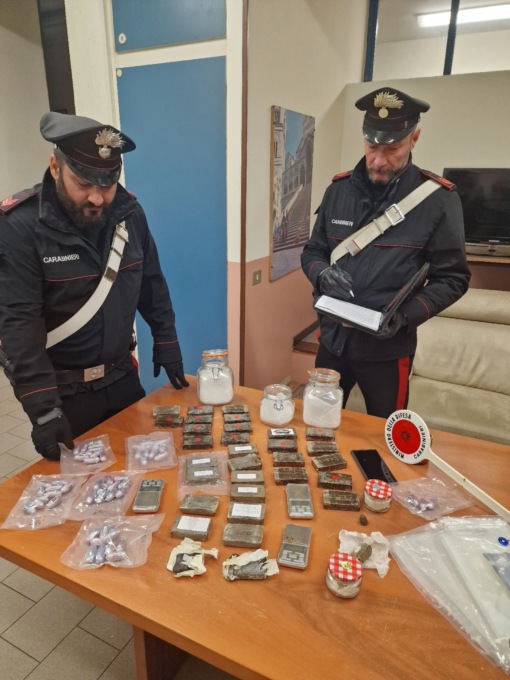 Insospettabile aveva in casa un’ingente quantità di droga, arrestato 30enne