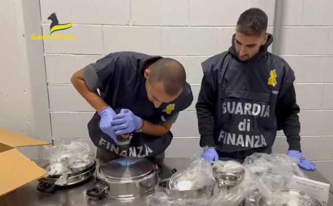 Quattro chili di cocaina nel doppiofondo del tegame: arrestata una donna