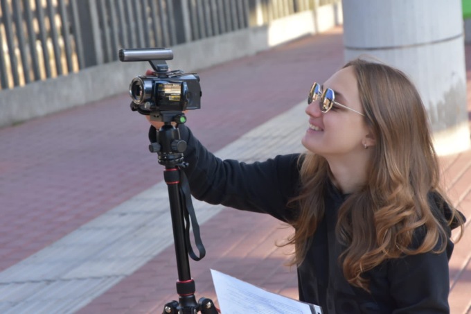 La 17enne Alice Castelli dai banchi di scuola allo studio di regia