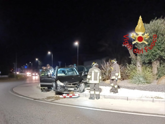 Finisce nella rotonda  e abbandona l’auto