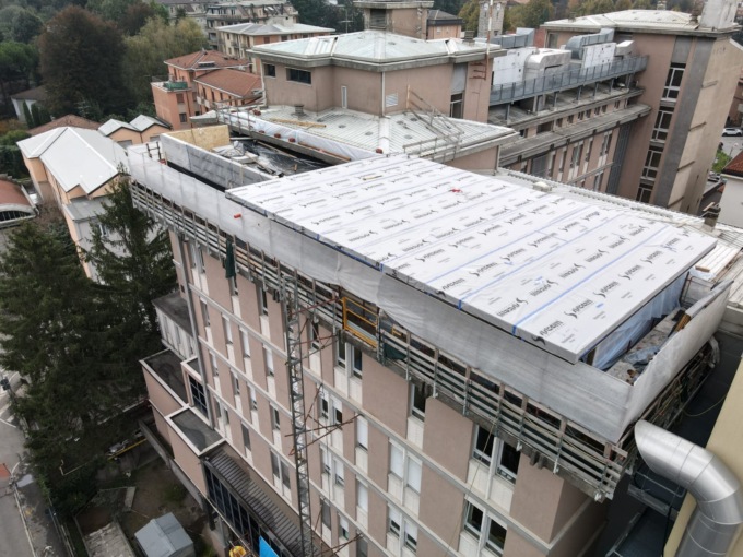 Le nuove camere protette calate dal cielo all’ospedale Dal Ponte