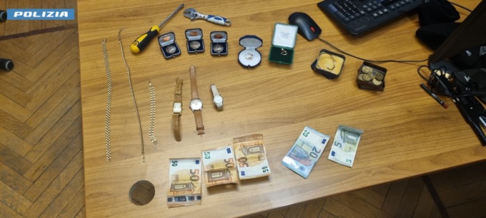 Polizia ferma due nomadi di 10 e 12 anni: addosso arnesi da scasso e preziosi