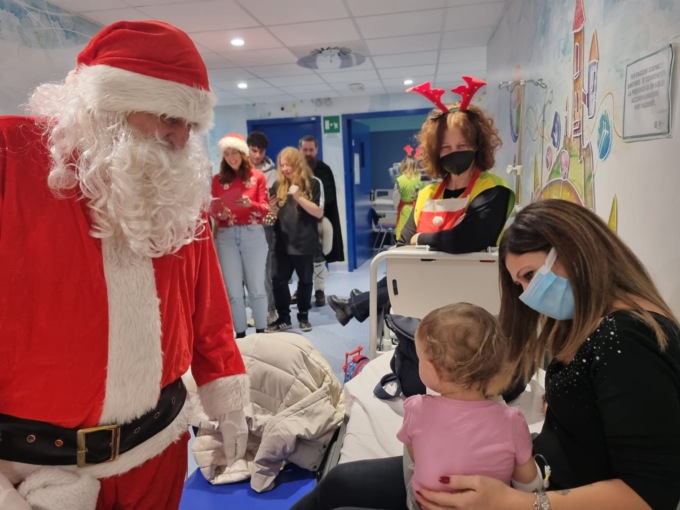 Babbo Natale ha fatto visita ai bambini dell’ospedale Dal Ponte